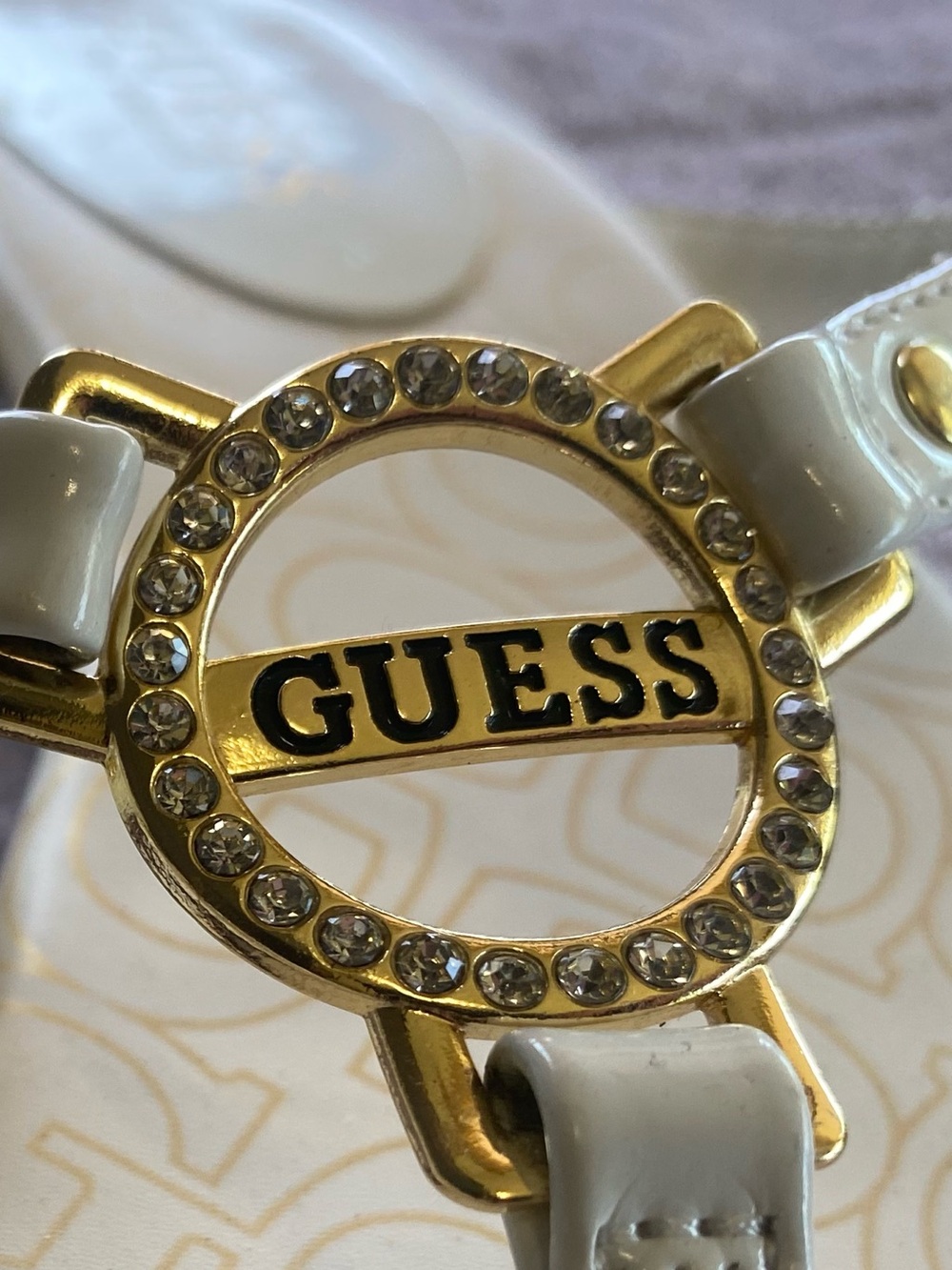 GUESS White Patent Leather Monogram Thong Sandals Gold Rhinestone Medallion 8